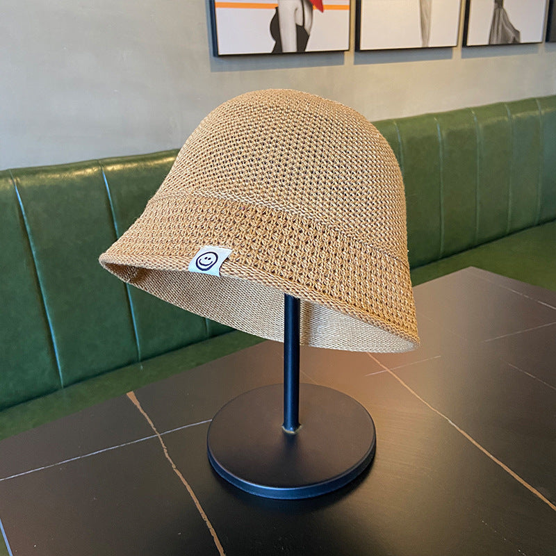 Bob chic en paille couleur khaki posé sur une table élégante