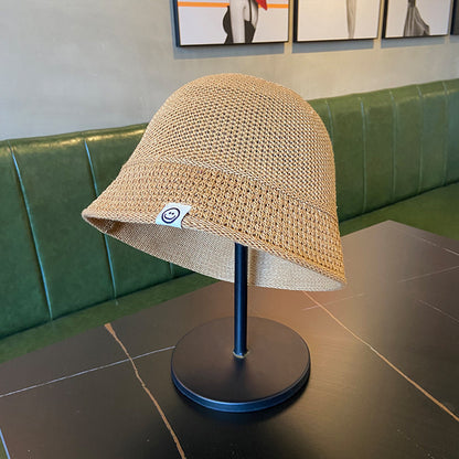 Bob chic en paille couleur khaki posé sur une table élégante
