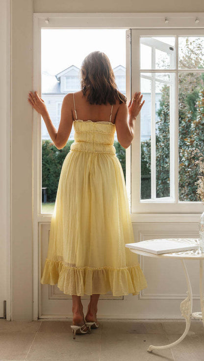 Robe longue plissée couleur jaune pastel idéale pour une journée ensoleillée d'été