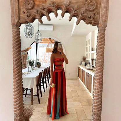 Robe longue bustier évasée couleur sunset portée lors d'un événement élégant