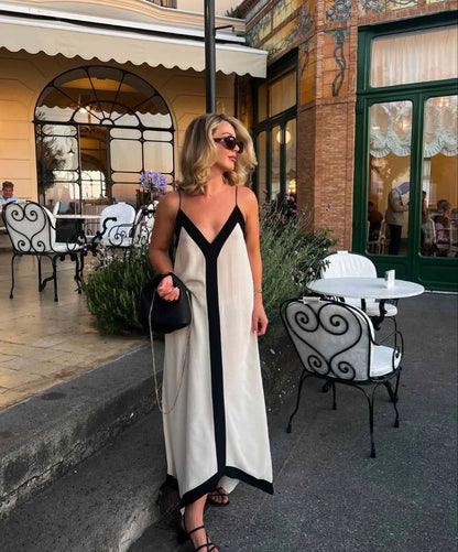 Zoom sur le décolleté en V et les bretelles de la robe longue fluide bicolore