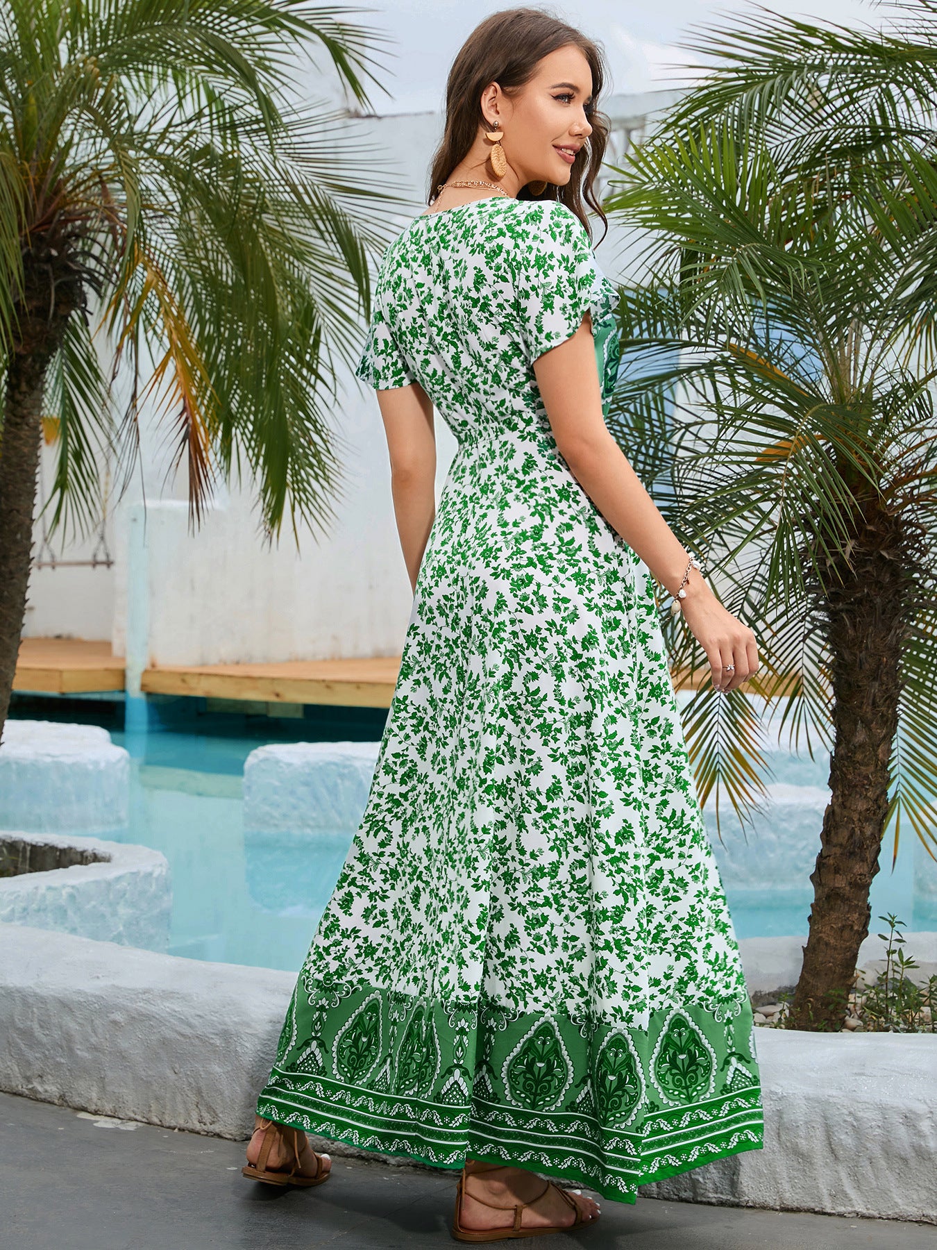 Vue de face robe longue champêtre verte avec col cache-cœur et chapeau