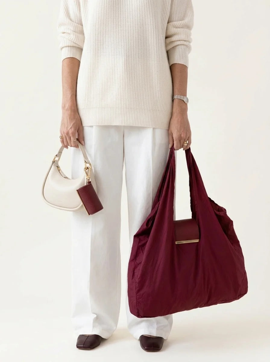 Femme élégante portant le sac cabas pliable LUNA bordeaux Avenue des Dames