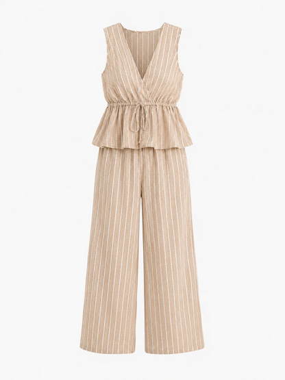 Tenue d'été chic femme ensemble rayé beige porté avec sac en paille Avenue des Dames